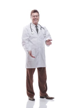 Uzunluk. Kameraya bakan steteskoplu gülümseyen bir doktor.