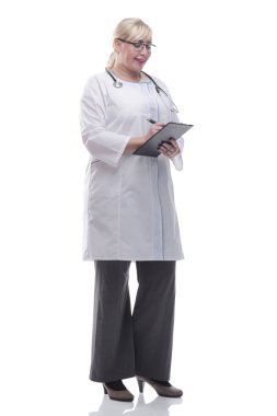 Elinde dosya olan kadın doktor kameraya bakıyor.