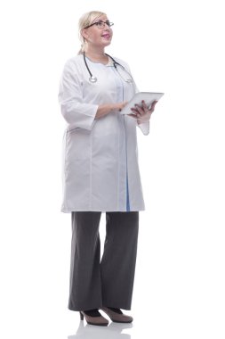 Dijital tabletle gülümseyen kadın doktor. bir beyaz üzerinde izole