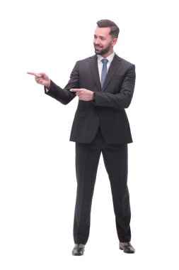 Gülümseyen yakışıklı iş adamı kopyalama alanını işaret ediyor. beyaz üzerine izole