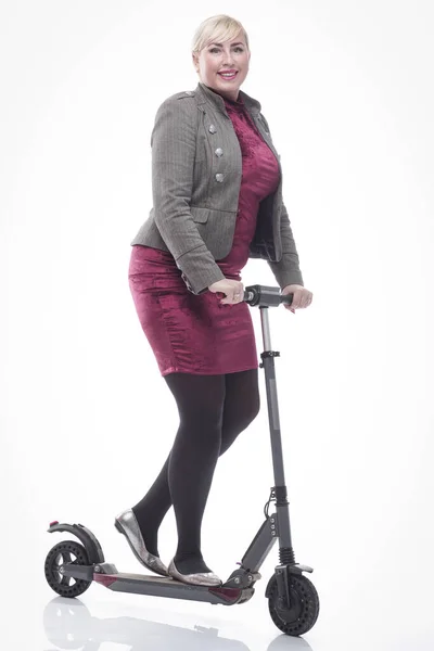 Mujer joven y moderna con un scooter eléctrico. aislado en un blanco — Foto de Stock