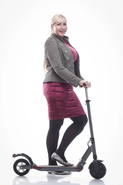 Atractiva mujer feliz con un scooter eléctrico. aislado en un blanco — Foto de Stock