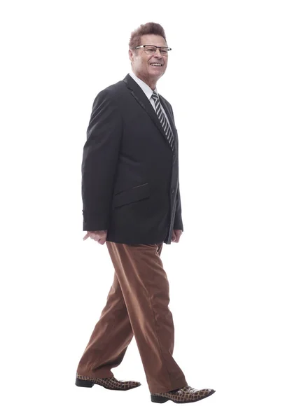 Hombre de negocios sonriente caminando hacia ti. aislado en un blanco —  Fotos de Stock