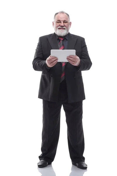 Hombre de negocios de edad avanzada con una tableta digital. aislado en un blanco — Foto de Stock