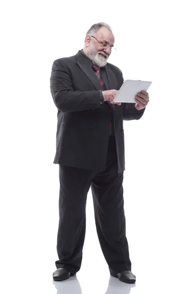 Зрелый бизнесмен, использующий цифровой планшет. изолированный на белом — стоковое фото