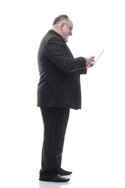 Hombre de negocios maduro escribiendo en una tableta digital. aislado en un blanco —  Fotos de Stock