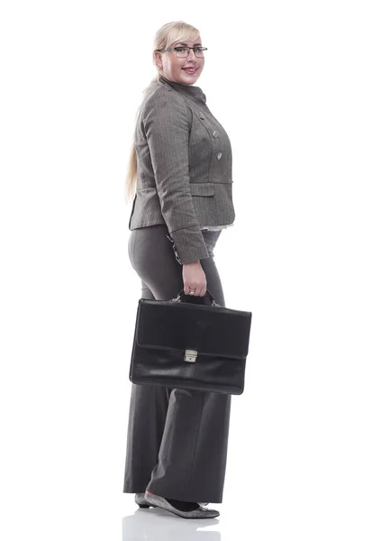 Mujer de negocios amigable con un maletín de cuero. aislado en un blanco — Foto de Stock