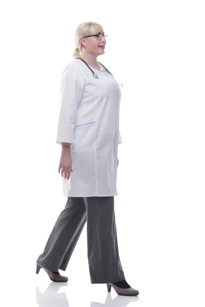 Médico mulher confiante vai ajudar. isolado em um branco — Fotografia de Stock