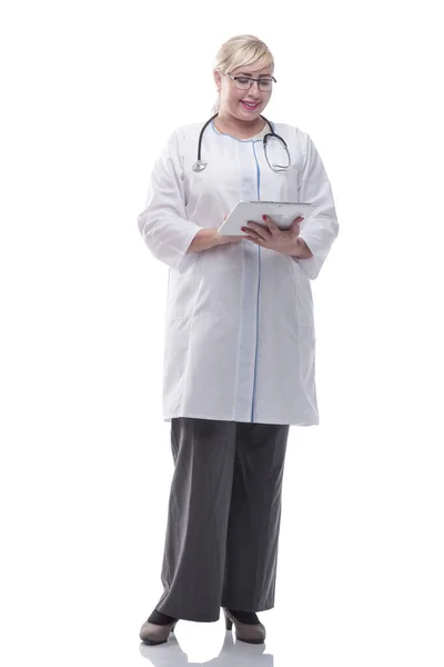 Mosolygós doktornő egy digitális tablettel. fehér alapon elkülönítve — Stock Fotó