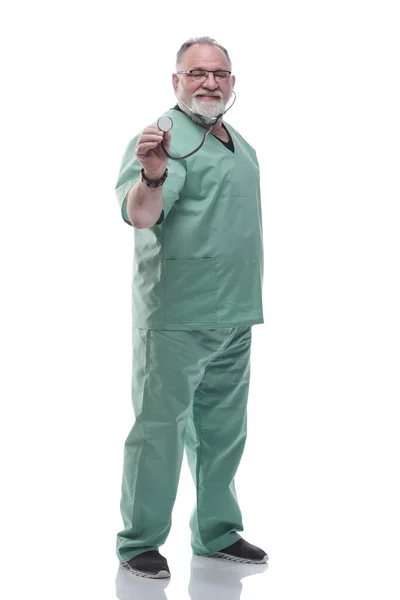In volle groei. Rijpe ervaren paramedicus toont zijn stethoscoop. — Stockfoto