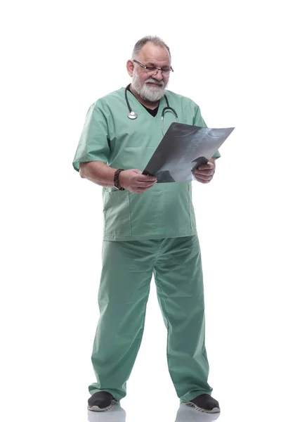 Erfahrener Arzt beim Röntgen. isoliert auf einem weißen — Stockfoto