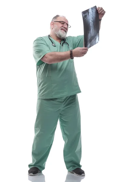 В повному зростанні. досвідчений лікар, який дивиться на рентген пацієнта — стокове фото