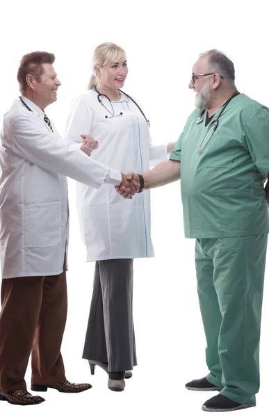 Sorrindo colegas médicos cumprimentando uns aos outros com um aperto de mão. — Fotografia de Stock