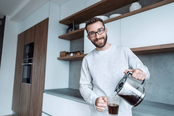 De cerca. un hombre sirviendo una taza de café de la mañana — Foto de Stock