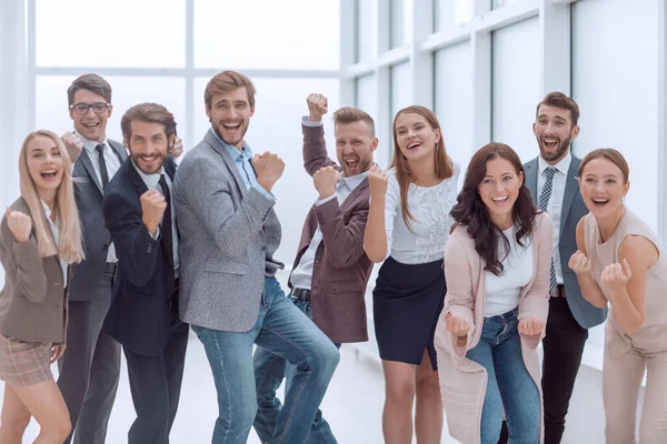 På nära håll. en grupp jublande unga människor som står tillsammans — Stockfoto