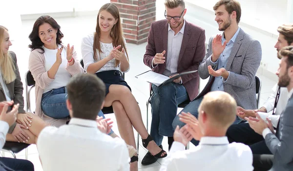 Equipo corporativo vota durante una reunión de negocios. — Foto de Stock