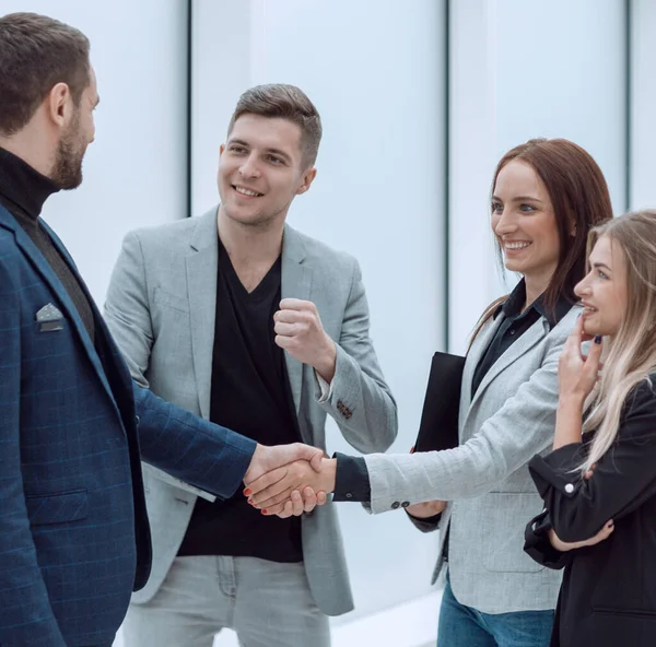 Бізнес-колеги вітають один одного рукостисканням — стокове фото