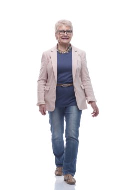 Tam gelişim. Kendinden emin yaşlı kadın ilerliyor.