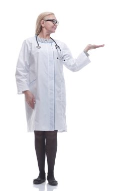 Tam gelişim. Gülümseyen doktor doğru yönü gösteriyor.