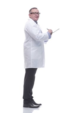 Yan görünüş. Hasta için reçete yazan işinin ehli bir doktor..