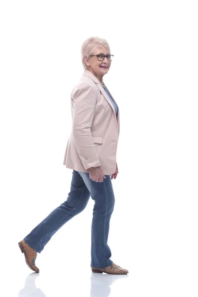 В полном росте. уверенно старшая женщина идет вперед — стоковое фото