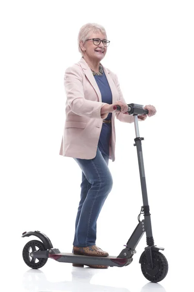 En pleno crecimiento. mujer adulta feliz con scooter eléctrico. — Foto de Stock