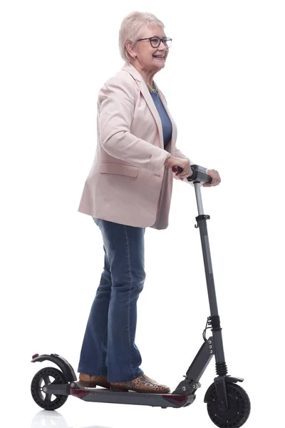 サイドビュー。電動スクーターを持つ現代の高齢女性は — ストック写真