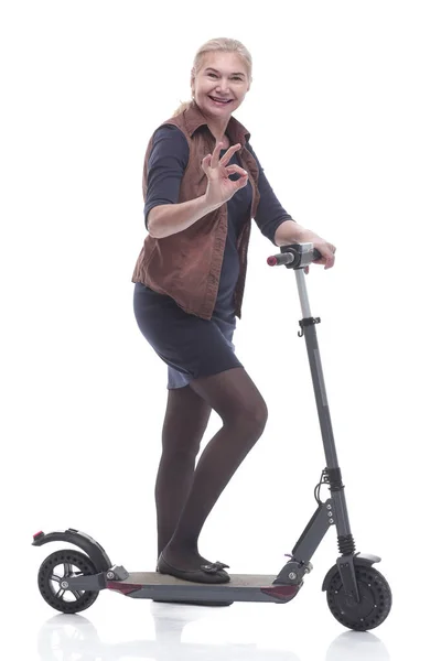 In piena crescita. donna felice con un comodo scooter elettrico — Foto Stock