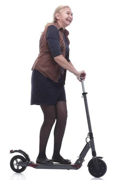 Em pleno crescimento. mulher feliz com uma scooter elétrica confortável — Fotografia de Stock