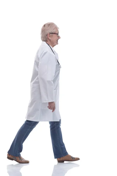 Em pleno crescimento. médico experiente caminhando em sua direção — Fotografia de Stock