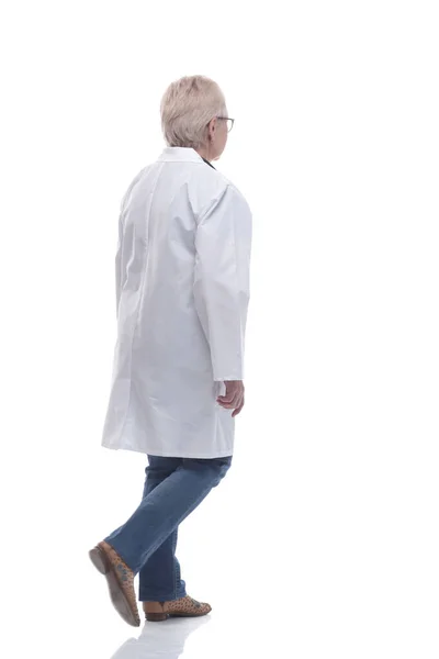 Σε πλήρη ανάπτυξη. έμπειρη γυναίκα γιατρός περπατώντας προς εσάς — Φωτογραφία Αρχείου