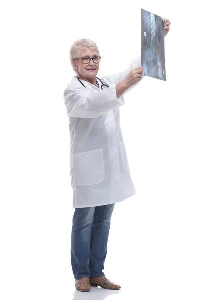 W pełnym wzroście. kobieta lekarz patrząc na prześwietlenie pacjenta — Zdjęcie stockowe