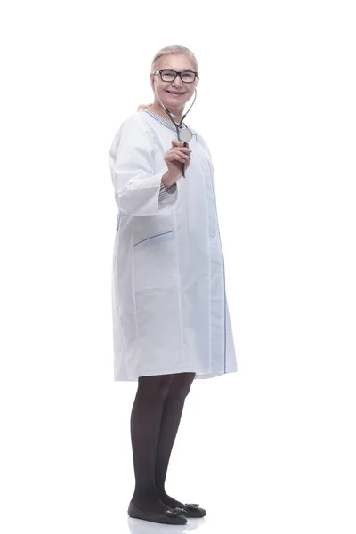 I full tillväxt. kvinnlig läkare som visar sitt stetoskop. — Stockfoto