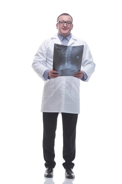 En pleno crecimiento. sonriente médico masculino mirando una radiografía —  Fotos de Stock