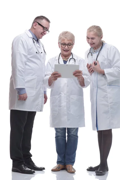 En pleno crecimiento. grupo de médicos sonrientes con una tableta digital. —  Fotos de Stock