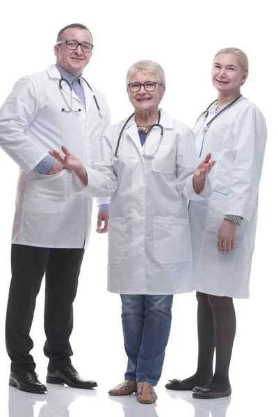 Σε πλήρη ανάπτυξη. φιλική γυναίκα γιατρός και οι συνάδελφοί της στέκεται μαζί — Φωτογραφία Αρχείου