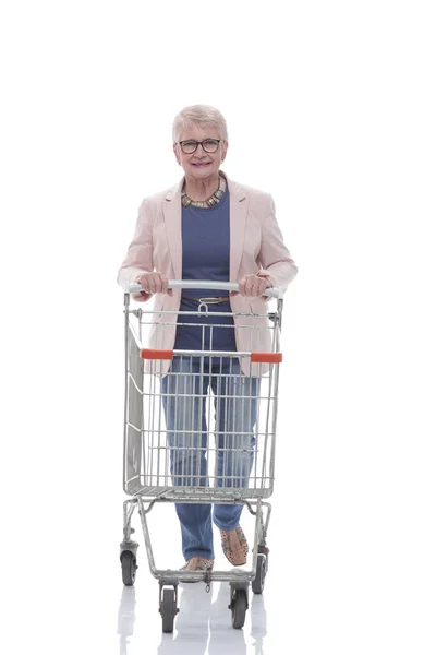 En pleine croissance. heureuse femme âgée poussant un panier — Photo