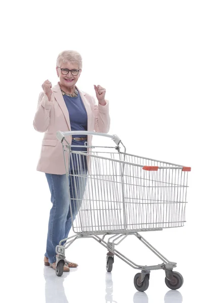 W pełnym wzroście. bardzo szczęśliwa staruszka z wózkiem na zakupy — Zdjęcie stockowe