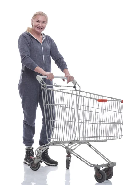 W pełnym wzroście. uśmiechnięta kobieta w luźnych ubraniach z wózkiem na zakupy — Zdjęcie stockowe
