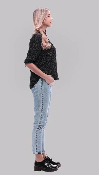 Zijaanzicht. moderne jonge vrouw in jeans en zwarte blouse — Stockfoto