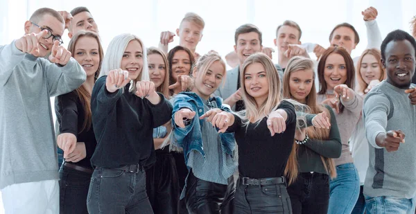 Gruppe selbstbewusster junger Leute, die auf dich zeigen — Stockfoto