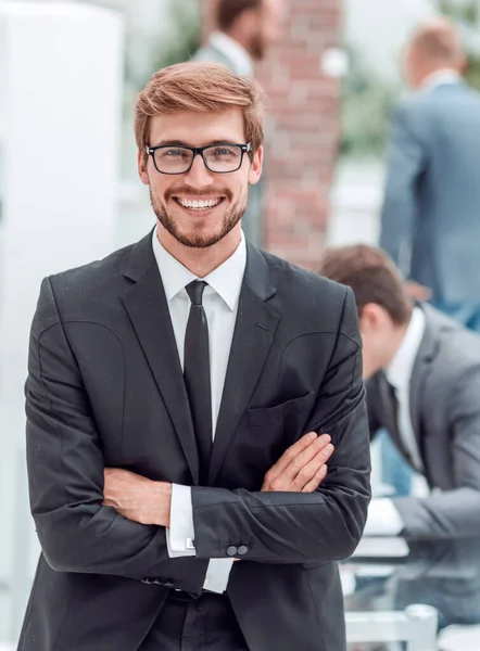 Sorridente homem de negócios de pé no escritório — Fotografia de Stock