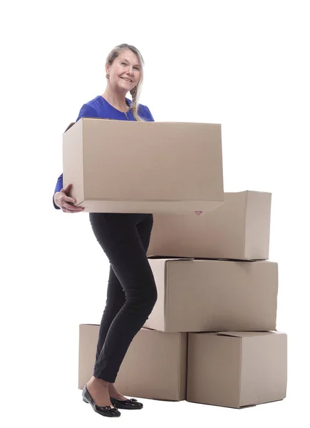 Grande scatola di cartone nelle mani di una donna sorridente. — Foto Stock