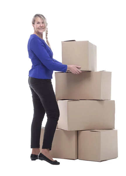 Grande scatola di cartone nelle mani di una donna sorridente. — Foto Stock