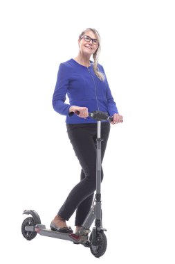 Tam gelişim. Elektrikli scooter kullanan olgun bir kadın..
