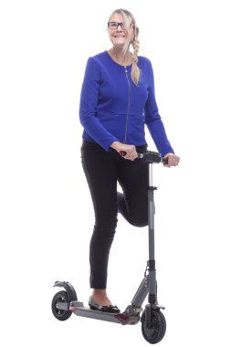 Tam gelişim. Elektrikli scooter kullanan olgun bir kadın..