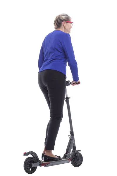 Widok z tyłu. nowoczesne starsze kobiety poruszające się na skuterze elektrycznym — Zdjęcie stockowe