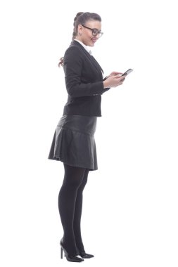 Yan görünüş. Gülümseyen iş kadını bir mesaj okuyor.