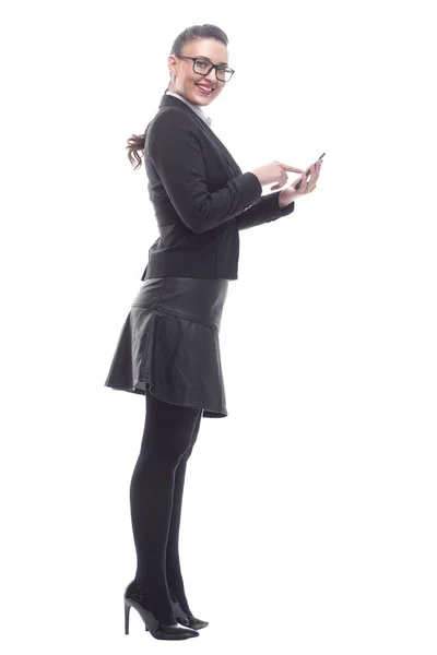 Vista lateral. sonriente mujer de negocios leyendo un mensaje de texto. —  Fotos de Stock