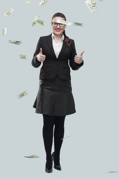 Em pleno crescimento. mulher de negócios feliz de pé entre notas de dólar. — Fotografia de Stock